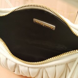 Replica Perfetta Borsa hobo mini Miu Miu Wander Matelasse Bianco Imitazioni Outlet Italia
