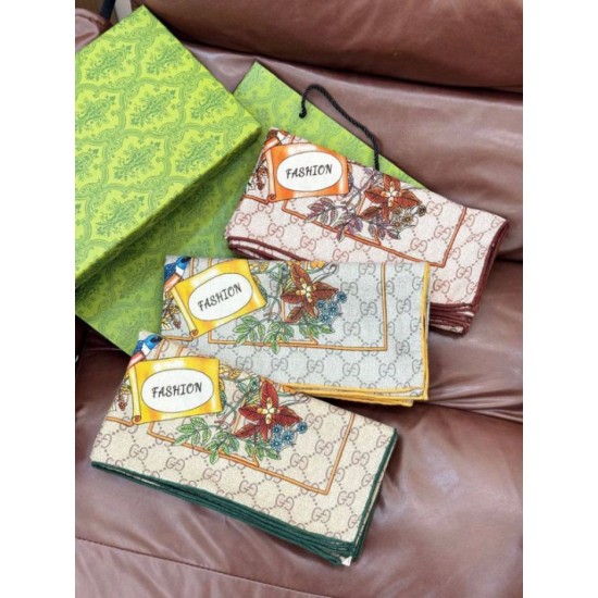 Premio Replica Fazzoletto Sciarpa Gucci seta e cashmere con stampa animalier/floreale 140 02 Imitazioni False Online