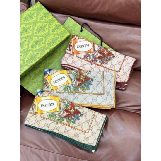 Premio Replica Fazzoletto Sciarpa Gucci seta e cashmere con stampa animalier/floreale 140 03 Imitazioni False Online