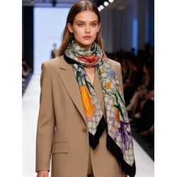 Premio Replica Sciarpa Gucci cashmere e seta con stampa animalier/floreale 140 Nero Imitazioni False Online