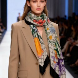 Premio Replica Sciarpa Gucci cashmere e seta con stampa animalier/floreale 140 Nero Imitazioni False Online