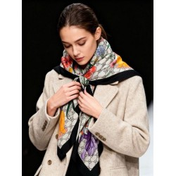 Premio Replica Sciarpa Gucci cashmere e seta con stampa animalier/floreale 140 Nero Imitazioni False Online