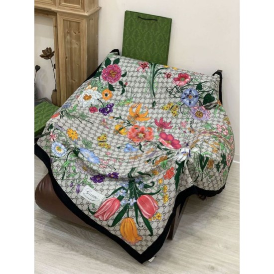 Premio Replica Sciarpa Gucci cashmere e seta con stampa animalier/floreale 140 Nero Imitazioni False Online
