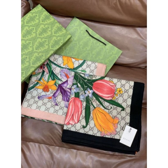 Premio Replica Sciarpa Gucci cashmere e seta con stampa animalier/floreale 140 Nero Imitazioni False Online