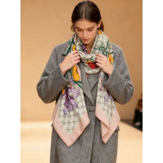 Premio Replica Sciarpa Gucci cashmere e seta con stampa animalier/floreale 140 Rosa Imitazioni False Online
