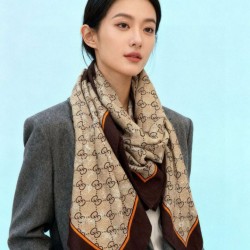 Premio Replica Scialle reversibile Gucci in seta e cashmere con motivo GG 135 Rosa Imitazioni False Online