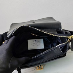 Premio Replica Borsa a spalla media Prada Explore con patta 1BD394 Nero Imitazioni Outlet Online