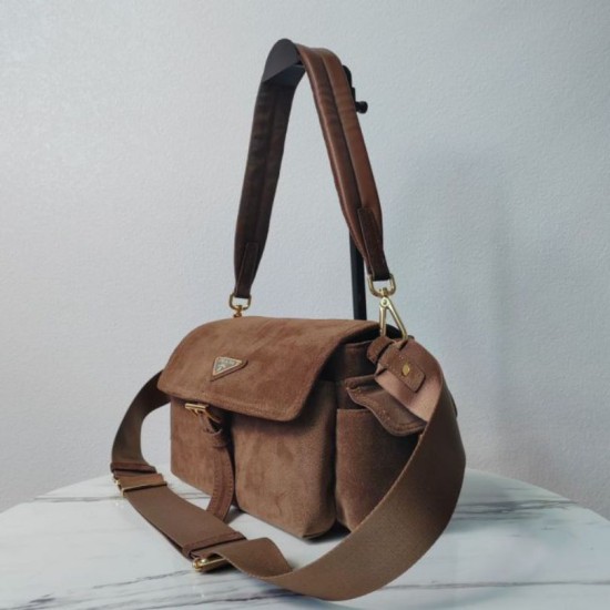Replica Borsa a tracolla media Prada Explore con patta scamosciata Marrone False Online Clone Premio Replica Borsa a tracolla media Prada Explore con patta scamosciata Marrone Imitazioni Outlet Online
