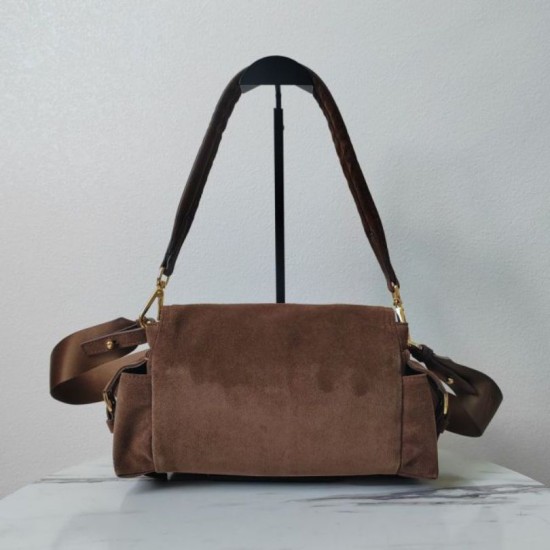 Replica Borsa a tracolla media Prada Explore con patta scamosciata Marrone False Online Clone Premio Replica Borsa a tracolla media Prada Explore con patta scamosciata Marrone Imitazioni Outlet Online