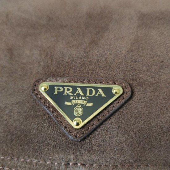 Replica Borsa a tracolla media Prada Explore con patta scamosciata Marrone False Online Clone Premio Replica Borsa a tracolla media Prada Explore con patta scamosciata Marrone Imitazioni Outlet Online