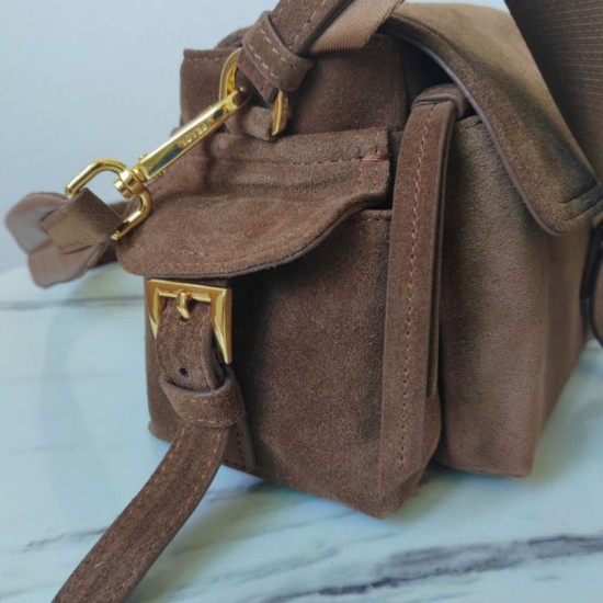 Replica Borsa a tracolla media Prada Explore con patta scamosciata Marrone False Online Clone Premio Replica Borsa a tracolla media Prada Explore con patta scamosciata Marrone Imitazioni Outlet Online