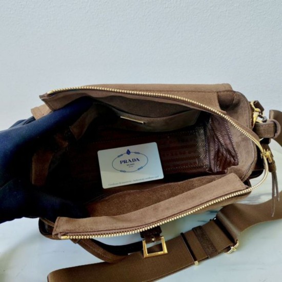 Replica Borsa a tracolla media Prada Explore con patta scamosciata Marrone False Online Clone Premio Replica Borsa a tracolla media Prada Explore con patta scamosciata Marrone Imitazioni Outlet Online