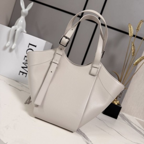 Replica Borsa tote media classica Loewe Hammock Flip Beige Imitazioni Outlet Online Italia