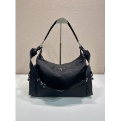 Replica Borsa a tracolla Prada Explore Re-Nylon da uomo Nero Imitazioni Outlet Online Italia