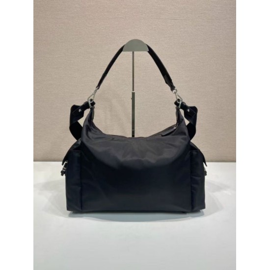 Replica Borsa a tracolla Prada Explore Re-Nylon da uomo Nero Imitazioni Outlet Online Italia