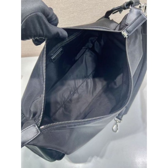 Replica Borsa a tracolla Prada Explore Re-Nylon da uomo Nero Imitazioni Outlet Online Italia