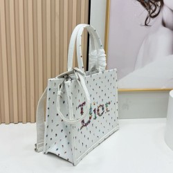 Premio Replica Borse Dior Dioramour piccolo/media/grande Dior Book Tote con tracolla bianca Imitazione Outlet