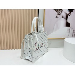 Premio Replica Borse Dior Dioramour piccolo/media/grande Dior Book Tote con tracolla bianca Imitazione Outlet