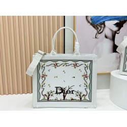 Premio Replica Borsa Dioramour  Dior Book Tote con tracolla multicolore fiori Revolution ricamati bianchi Imitazione Outlet