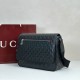 Falso Perfetto Borsa a tracolla media Gucci 850235 GG Emblem Uomo Nero Imitazione Outlet Online