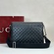 Falso Perfetto Borsa a tracolla media Gucci 850235 GG Emblem Uomo Nero Imitazione Outlet Online