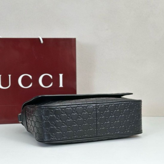 Falso Perfetto Borsa a tracolla media Gucci 850235 GG Emblem Uomo Nero Imitazione Outlet Online