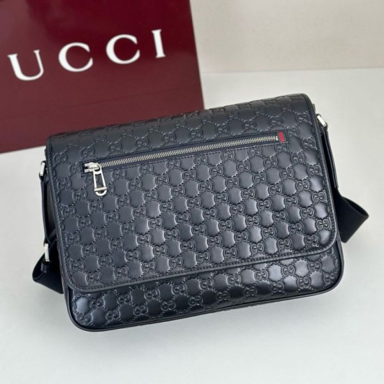 Falso Perfetto Borsa a tracolla media Gucci 850235 GG Emblem Uomo Nero Imitazione Outlet Online