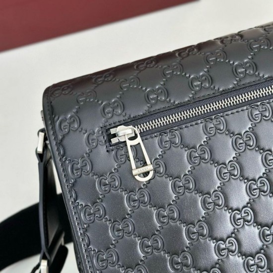 Falso Perfetto Borsa a tracolla media Gucci 850235 GG Emblem Uomo Nero Imitazione Outlet Online