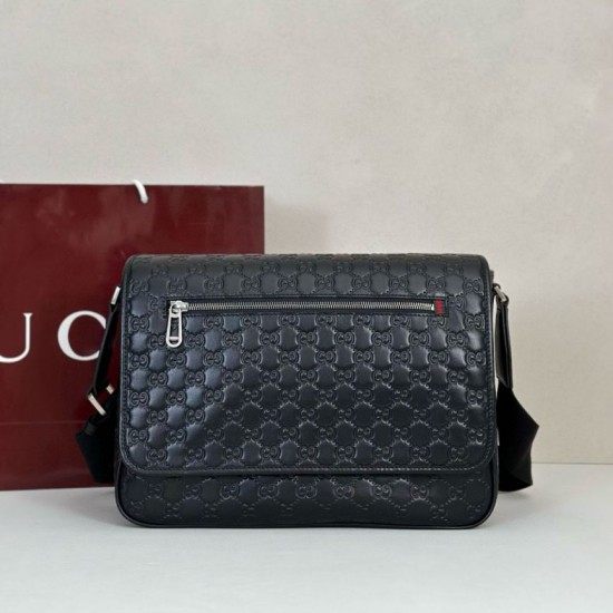 Falso Perfetto Borsa a tracolla media Gucci 850235 GG Emblem Uomo Nero Imitazione Outlet Online