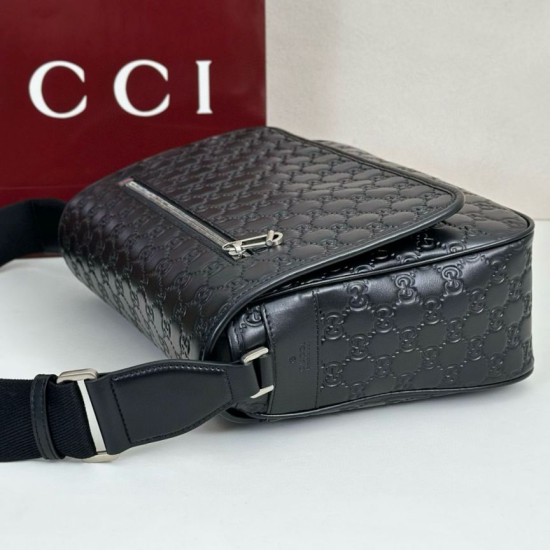 Falso Perfetto Borsa a tracolla media Gucci 850235 GG Emblem Uomo Nero Imitazione Outlet Online