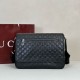 Falso Perfetto Borsa a tracolla media Gucci 850235 GG Emblem Uomo Nero Imitazione Outlet Online