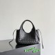 Falso Perfetto Borsa a tracolla Bottega Veneta Campana piccola intrecciata Nero Imitazione Outlet Online