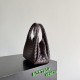 Falso Perfetto Borsa a tracolla Bottega Veneta Campana piccola intrecciata Caffè Imitazione Outlet Online