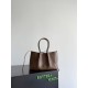 Falso Perfetto Borsa tote reversibile Bottega Veneta Pinacoteca intrecciato Marrone Imitazione Outlet Online
