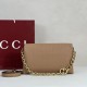 Premio Replica Borsa a tracolla Gucci media con motivo GG goffrato e catena 857622 marrone chiaro Imitazione Outlet