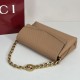 Premio Replica Borsa a tracolla Gucci media con motivo GG goffrato e catena 857622 marrone chiaro Imitazione Outlet