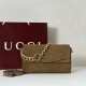 Premio Replica Borsa a tracolla Gucci media con motivo GG goffrato e catena 857622 scamosciata marrone Imitazione Outlet