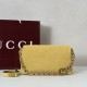 Premio Replica Borsa a tracolla Gucci media con motivo GG goffrato e catena 857622 scamosciata Giallo Imitazione Outlet