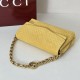 Premio Replica Borsa a tracolla Gucci media con motivo GG goffrato e catena 857622 scamosciata Giallo Imitazione Outlet