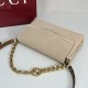 Premio Replica Borsa a tracolla Gucci media con motivo GG goffrato e catena 857622 scamosciata Beige Imitazione Outlet
