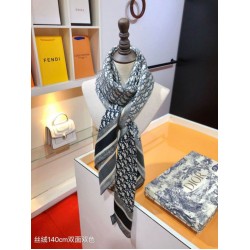 Premio Replica Sciarpa quadrata reversibile in seta e cashmere Dior Oblique Diortwin grigio/nero 140 x 140 Imitazione Outlet