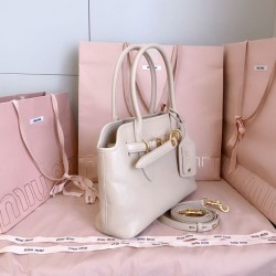 Repliche Borse tote Miu Miu Adventure nappa 5BA292 Bianca False Online Replica Borse tote Miu Miu Adventure nappa 5BA292 Bianca Imitazioni perfette Outlet