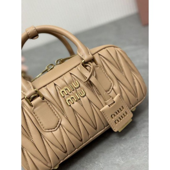 Replica Borsa con manico superiore Miu Miu Arcadie matelassé Albicocca Imitazioni perfette Outlet