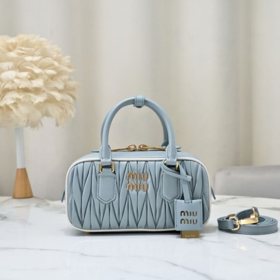 Replica Borsa con manico superiore Miu Miu Arcadie matelassé Blu Imitazioni perfette Outlet