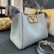 Replica Borsa a mano media Valentino Garavani Alltime vitello granato Blu Imitazioni perfette Outlet