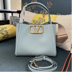 Replica Borsa a mano media Valentino Garavani Alltime vitello granato Blu Imitazioni perfette Outlet