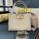 Replica Borsa a mano media Valentino Garavani Alltime vitello granato Beige Imitazioni perfette Outlet