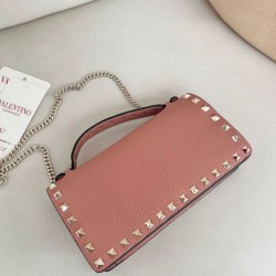 Replica Portafoglio con catena Valentino Garavani Rockstud Rosa Imitazioni perfette Outlet