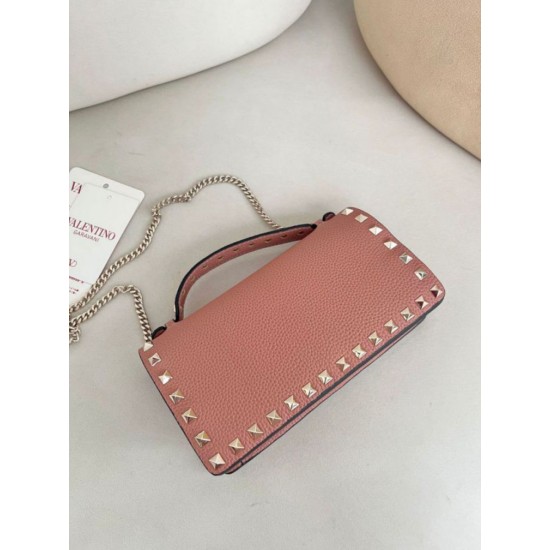 Replica Portafoglio con catena Valentino Garavani Rockstud Rosa Imitazioni perfette Outlet