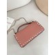 Replica Portafoglio con catena Valentino Garavani Rockstud Rosa Imitazioni perfette Outlet